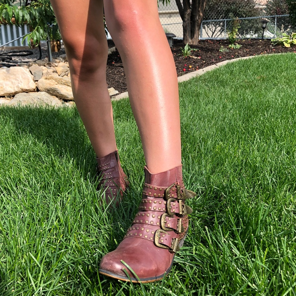 Maroon booties